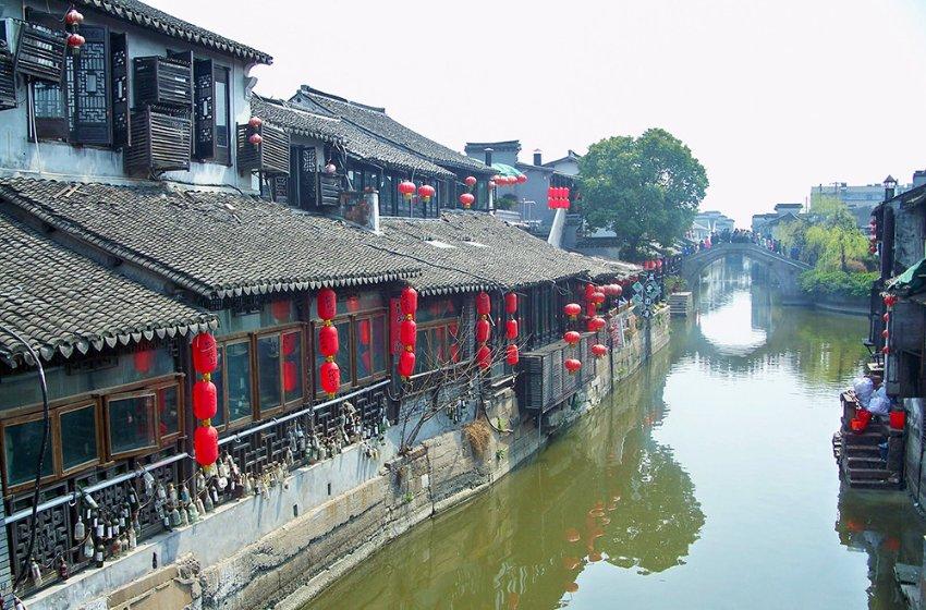 想把洗衣机放在阳台上，阳台地面有必要抬高吗？